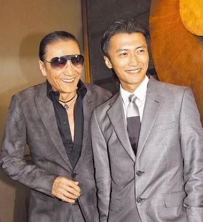 金星问谢贤:“现在你儿子比你出名，你介意吗？”谢贤一本正经地说:“所以我有点后悔