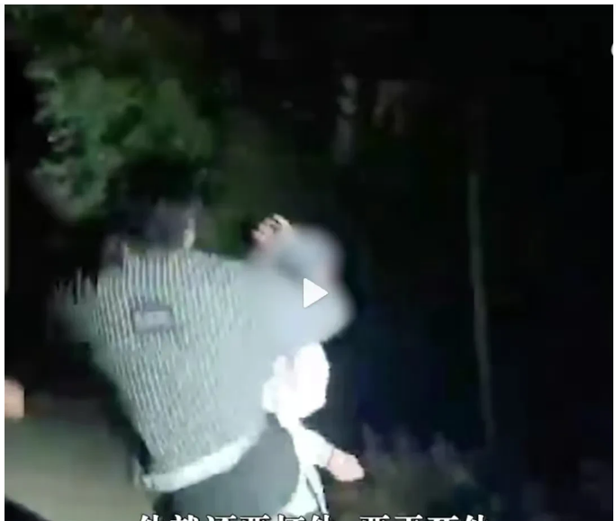 安徽蚌埠，一位13岁的少年被学校高年级的同学殴打后，打人家属有的说赔3000元，