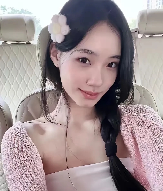 Lily，艺人小s的二女儿
这孩子虽然只有16岁
由里到外透着一股风尘气

话说