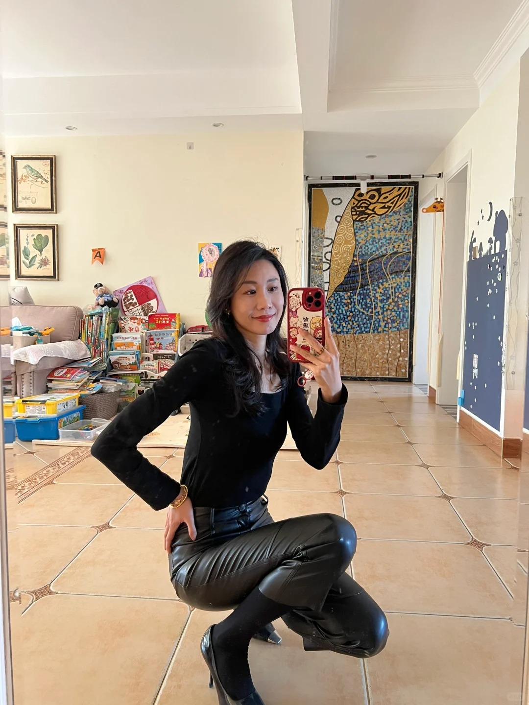 姐姐要出门了
有点凉，穿的厚，
但不耽误姐的美…
早安同学们❤️