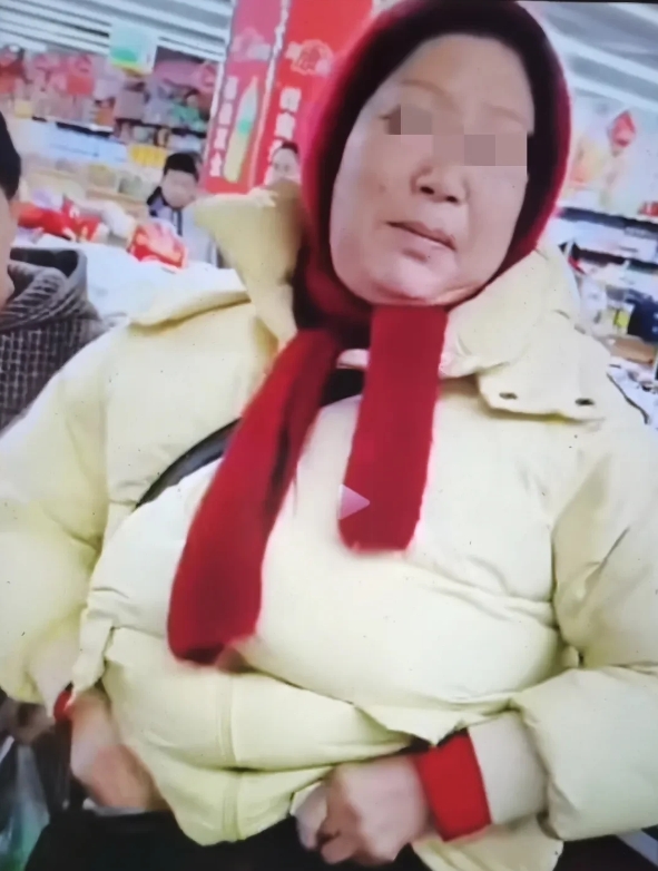 事发吉林四平某县，大妈超市收银台前被截住，老板灵魂发问：拿没拿别的你？说过你多少