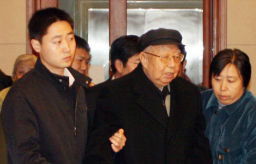 2007年，华国锋最后一次去看毛主席，在毛主席纪念堂里，已经年迈的华老在临走之前