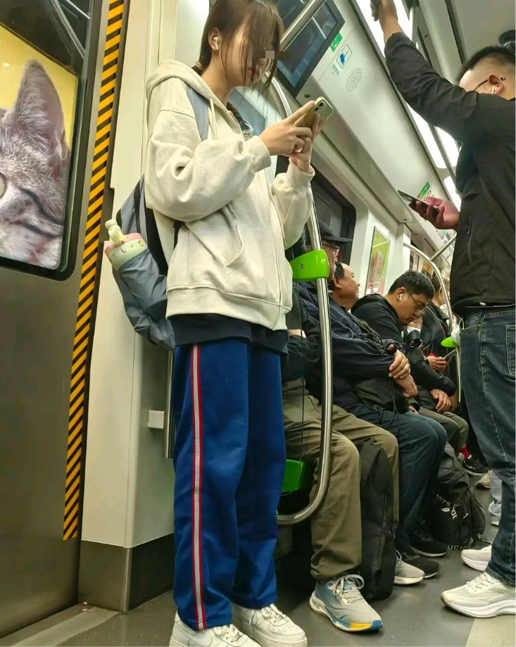 🎒当代女高中生上学标配引热议。苹果手机、蓝牙耳机和水壶，城里孩子这般装备令人感