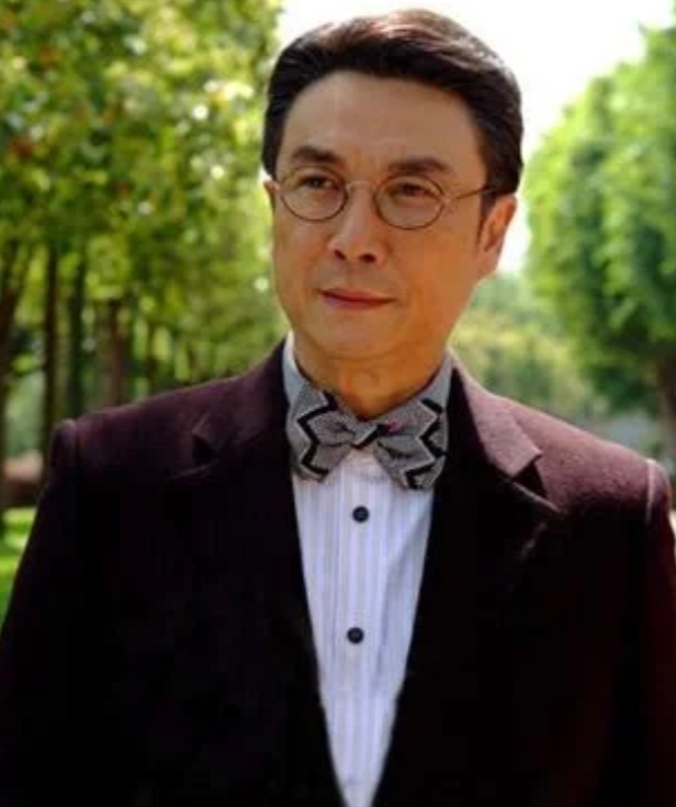 43岁娶23岁娇妻，如今功成身退回归家庭
