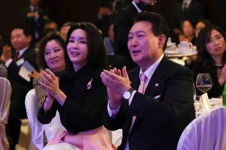从韩国外交部向中美日三国通报尹锡悦弹劾事件的外交官等级，便可以看出韩国的“用心良