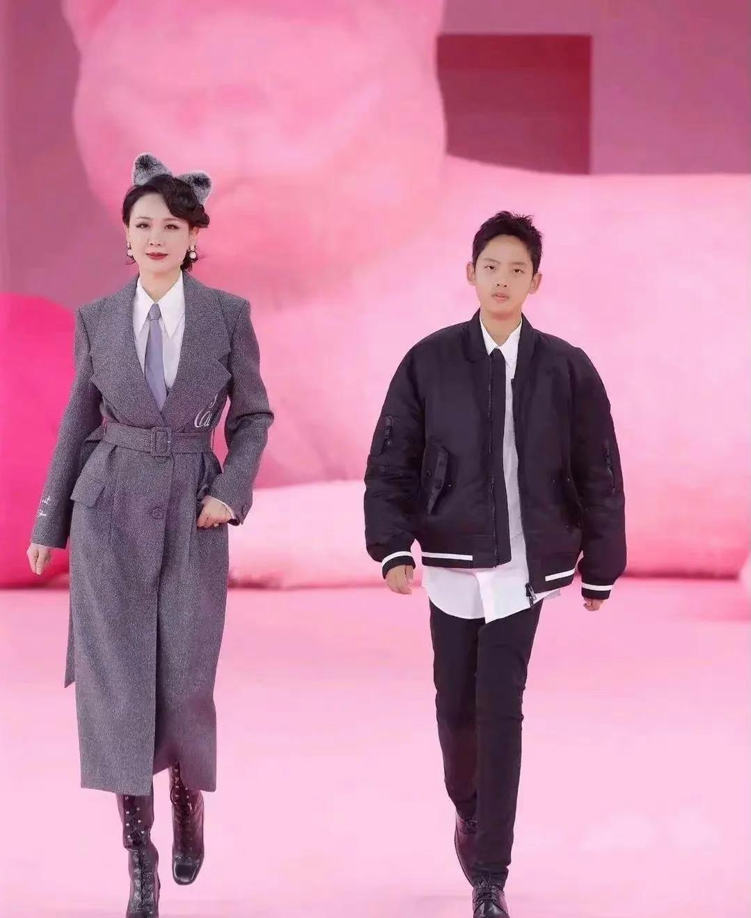 郭晓东的妻子程莉莎带儿子走秀，儿子长得像辛芷蕾，遗传基因真强大