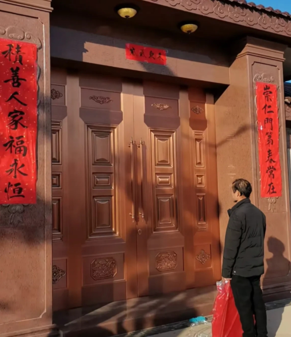 刘强东给村民发红包这事闹大了！

一位河南的大叔，抱着红色中国结在刘强东老家门口