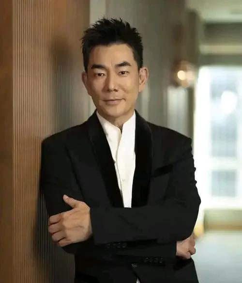 今儿个给你们讲个有意思的事儿。1999年春晚筹备那会儿，导演找到任贤齐，张口就说
