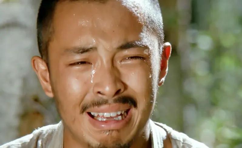 2000年，24岁的富大龙去面试角色时，导演冯小宁说：“你愿不愿意一个人去农村体