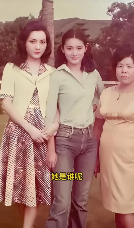 请教一下万能的网友，林青霞旁边这位女孩到底是谁？全网找不到权威答案，都说是林青霞