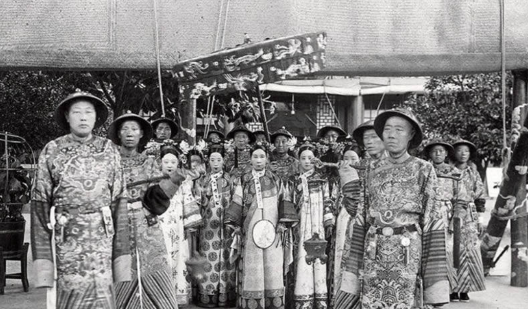 1900年，慈禧狼狈逃窜至山西首富乔家，临走时，慈禧拉下面子，向乔致庸借10万两