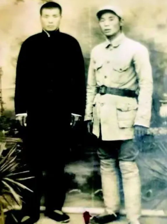 1942年，八路军队长进城打探敌情，不料被日军发现，他躲进棺材出城，但日军竟打开