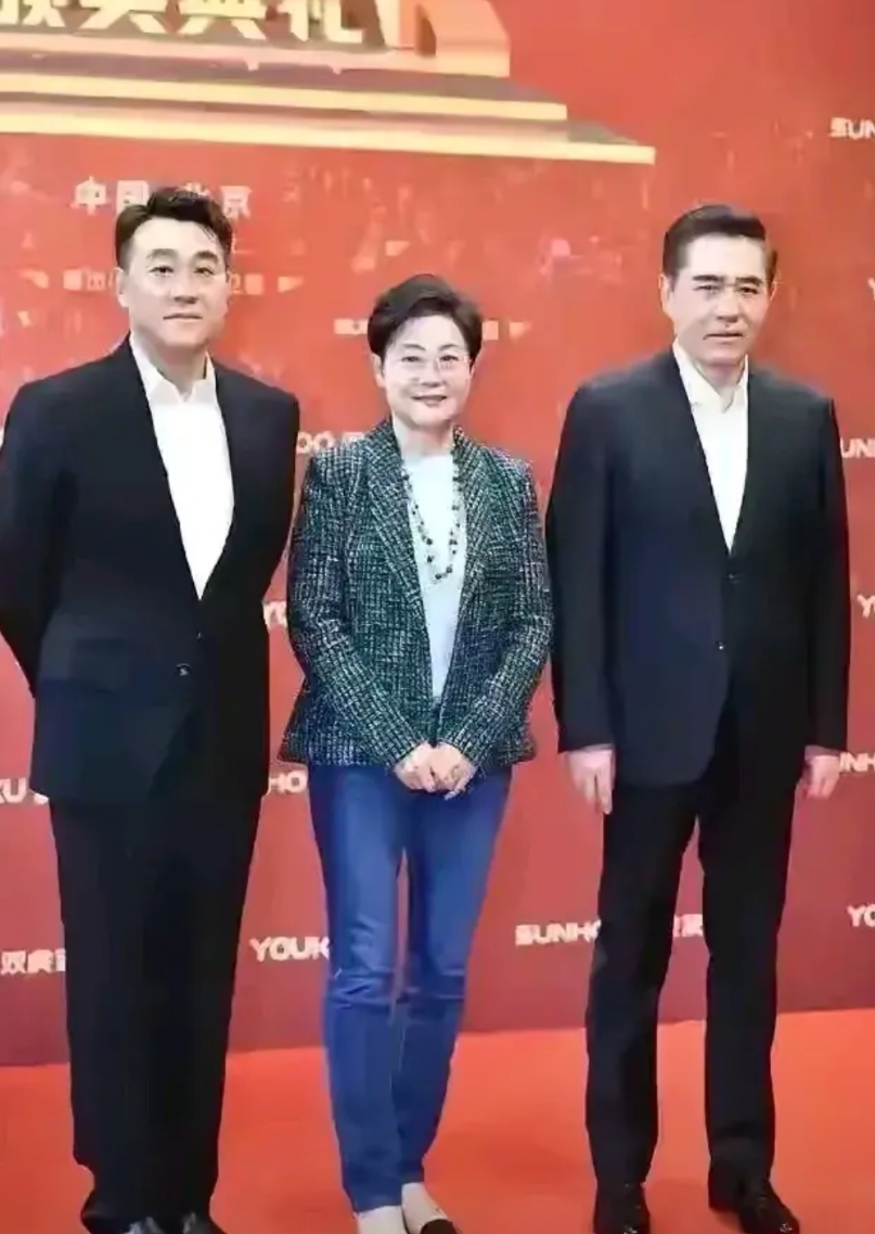 左边那位演员真的真的就是不知道叫什么名字，
因为演员太多了，
真的记不住，
中间