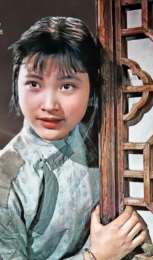 17岁，便被大导演谢晋从人海里挖掘出来，一上来就是女一号——电影《青春》里的女主