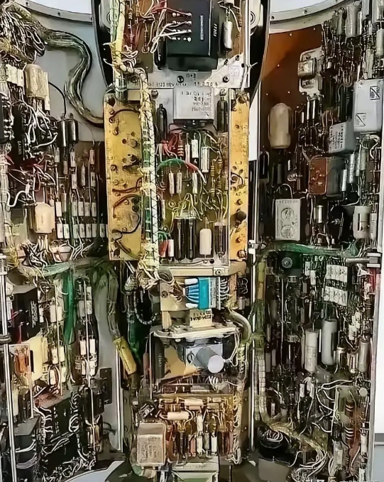 这是一枚导弹的内部结构图，看得人目瞪口呆，有各种各样的电子元器件，零配件数量数不