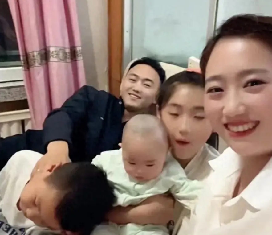 
近几年，不少重组家庭的事情被舆论广泛关注，毕竟这种家庭结构在我国尚属于小众，而