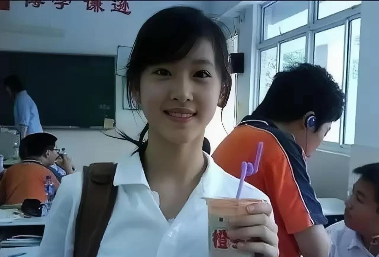 奶茶妹妹少女时期和现在的对比，差异非常强烈。
学生时期的奶茶妹妹太清纯了，一杯