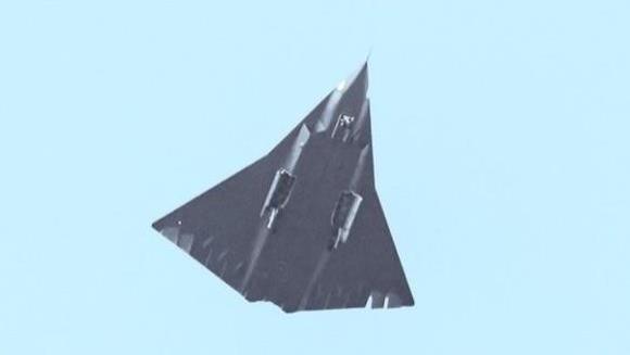 主席诞辰这天，六代战机悄然亮相！不只是国内被刷屏，外媒都惊了