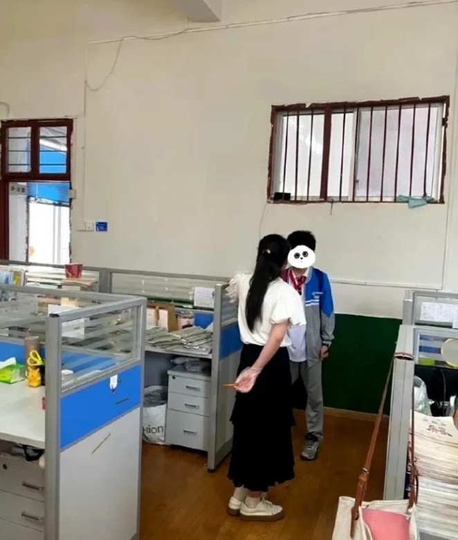 今天儿子的老师打电话让我去学校一趟，说儿子上课玩手机，我就纳闷了，孩子手机让我没