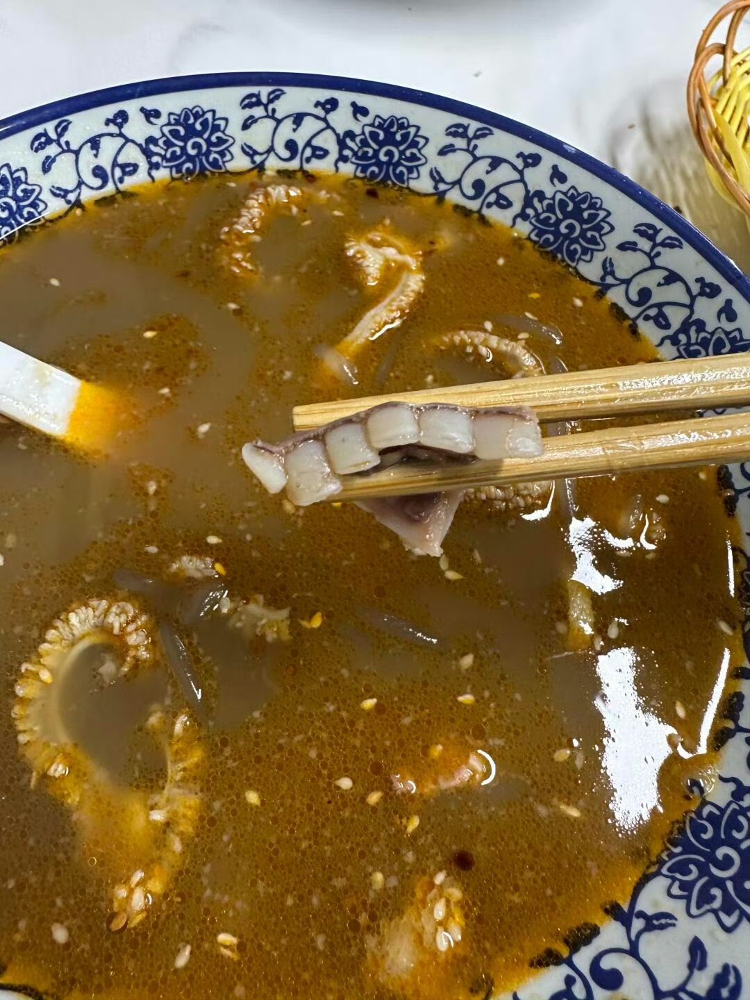 谁的牙掉汤里面了？