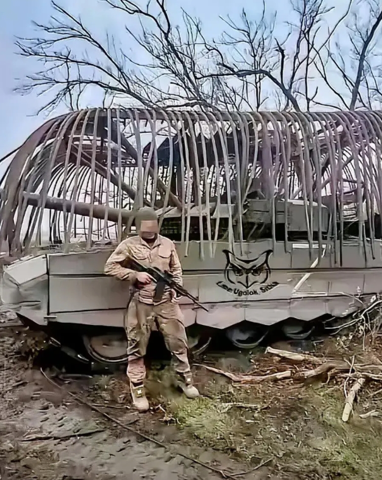 俄乌前线的乌克兰无人机真的快把俄罗斯士兵给逼疯了、都开始用钢筋给坦克做防护了、