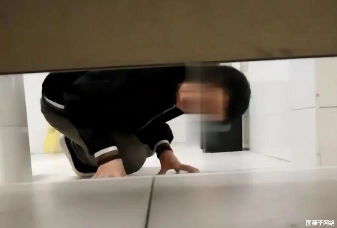 “上厕所也要看？”广东中山，孕妇在饭店上厕所，被一名年轻男店员透过门缝偷看，孕妇
