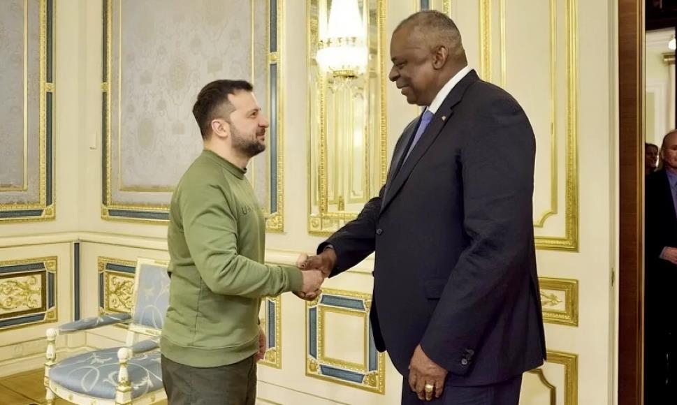 突发消息！美国防长奥斯汀到访乌克兰与泽连斯基会晤时表示，美国将额外再向乌克兰提供