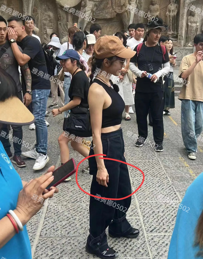 蔡依林本人很幻灭，又黑又瘦不是一般的矮！
龙门石窟偶遇她，净身高1米5都很勉强，