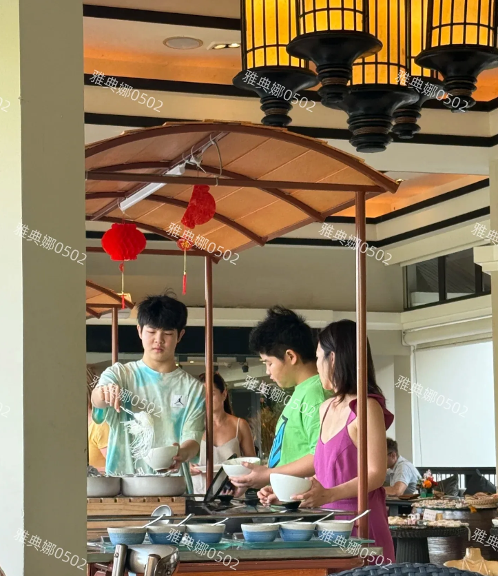 泰国苏梅岛偶遇沙溢一家，胡可50岁了还是那么苗条有气质，梳着马尾辫轻盈有活力素颜