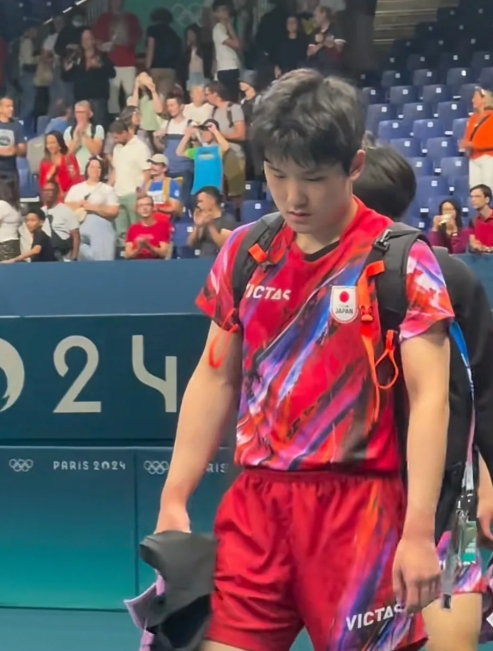 张本智和在巴黎奥运会的表现就是一个笑话，开赛前，口出狂言，嚣张至极，扬言已全部了