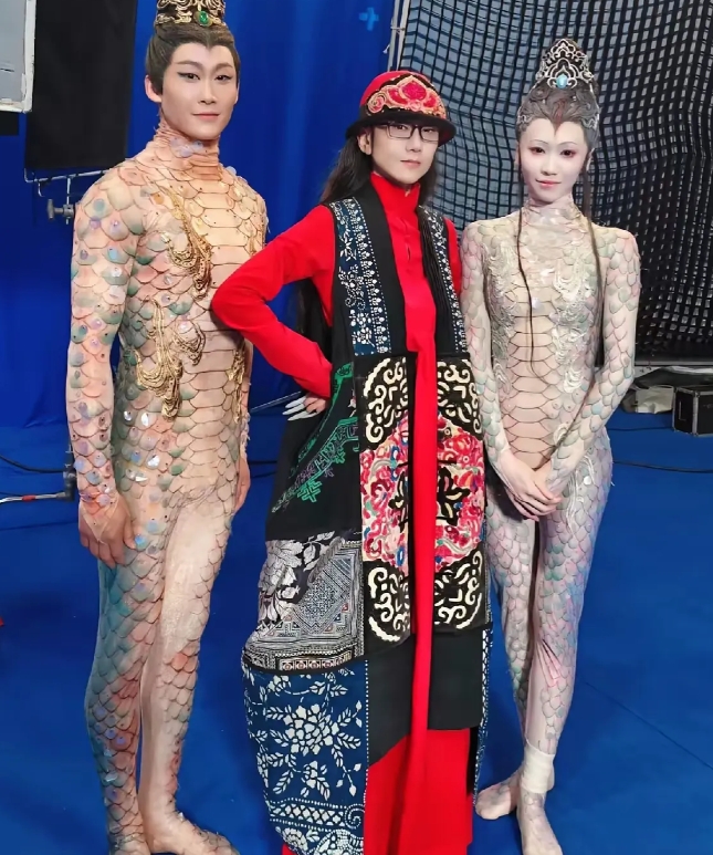 杨丽萍老师太难了
春晚又被骂上了热搜，
把自己的一生都贡献给了艺术。
最后却依然