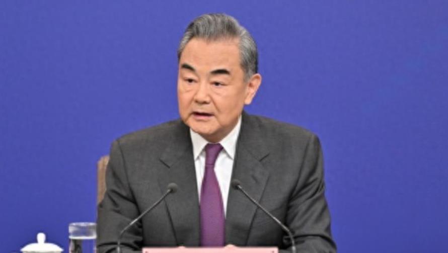 近日，德国外长贝尔伯克踏上了访华之旅。然而，就在她动身前，居然向中方连下两道挑战