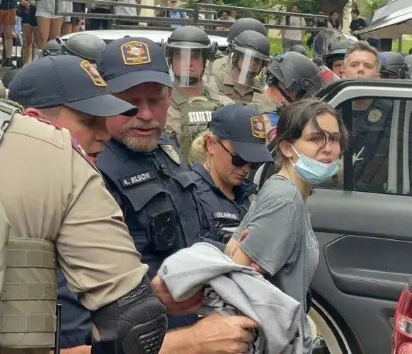 美国大学生支持巴勒斯坦面临退学，大学生父亲：孩子做了正确决定。近日，一名来自洛杉