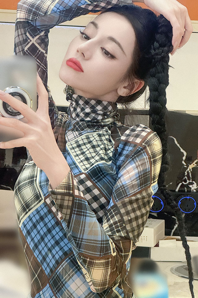 #迪丽热巴蝎子辫#美女之所以是美女，不是此时此刻美，而是每时每刻都美。换身装束，