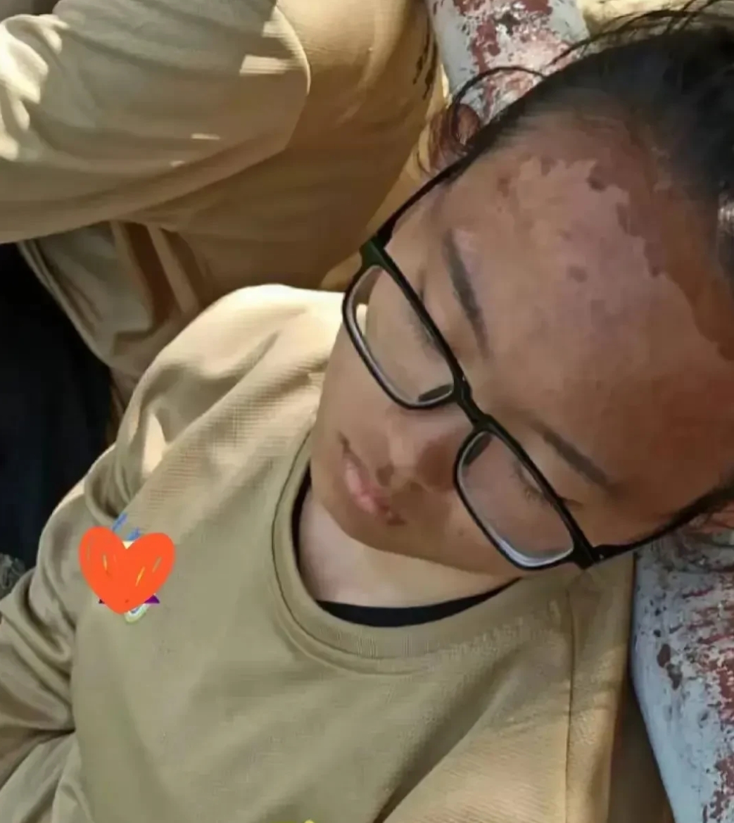 恕我直言，现在的军训越来越让人迷惑了！

第一，这么热的天，真的合适吗？学生中暑