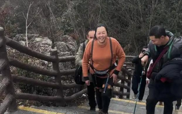 “我的天呐！这玩意儿绝不能让老外看到！” 湖北景区竟然出现了“爬山神器”——外骨