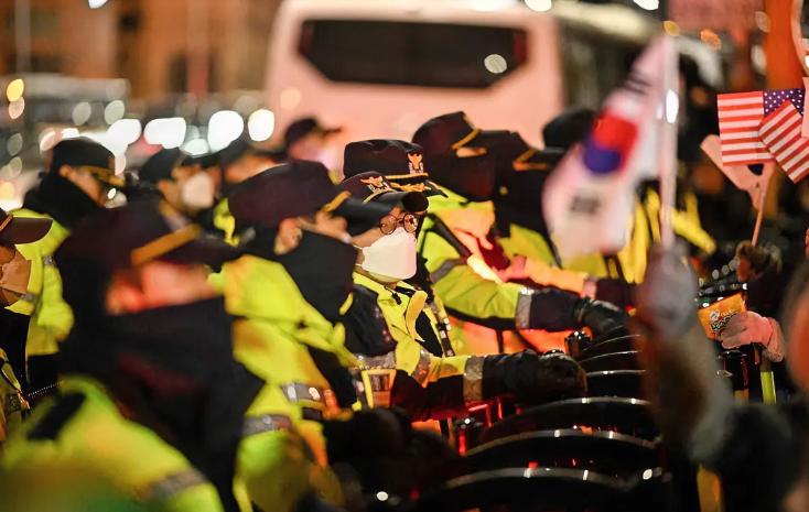 开始逮捕！已进入总统府！
当地时间1月3日上午7时许，韩国调查人员已经抵达尹锡悦
