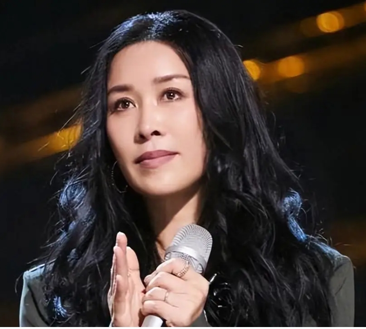 那英录制节目意外摔倒，节目组反应引热议