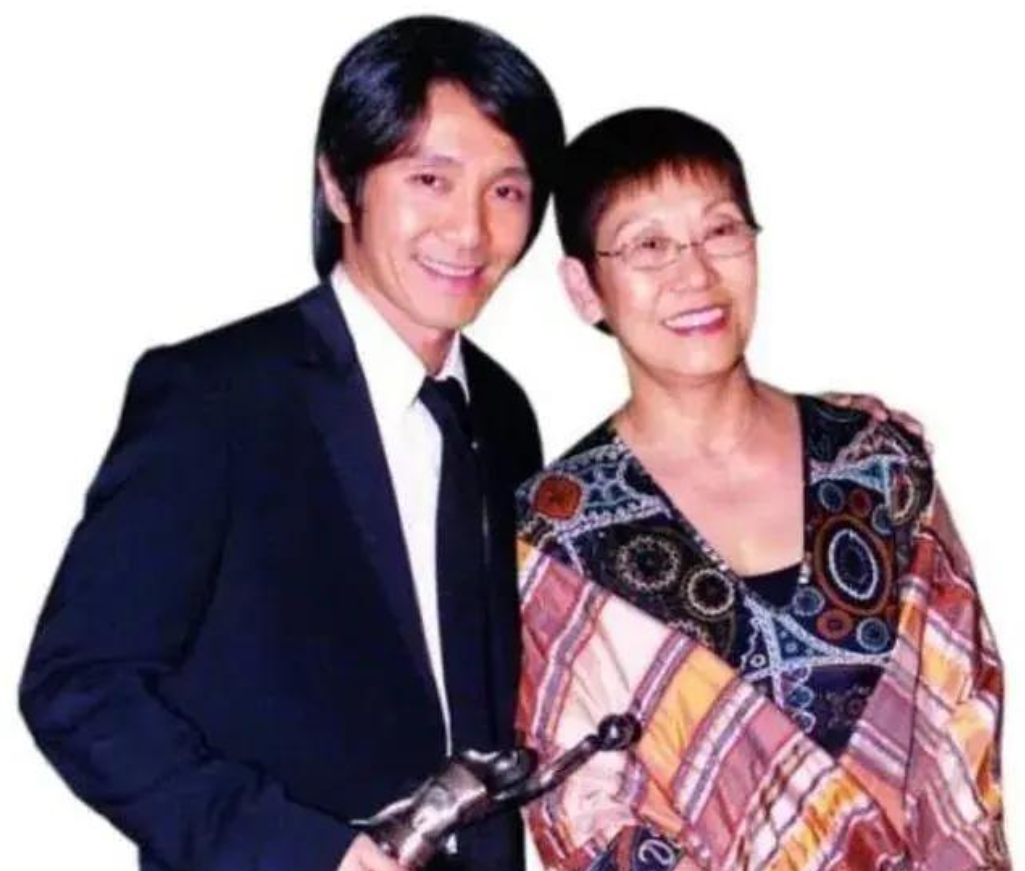 1990年，周星驰花475万买下峰景花园，朋友都笑话他:“这个地方根本就不值钱！