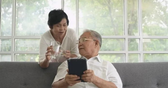 新疆伊宁，老人的儿子上班时发生意外，不幸身亡，当天，用人单位与其家人达成协议：赔