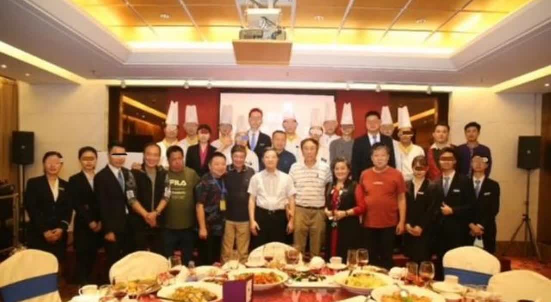 2004年，戴志诚跟杨蕾离婚，娶了师母。十年后，两人在后台偶遇，戴志诚笑着伸手要