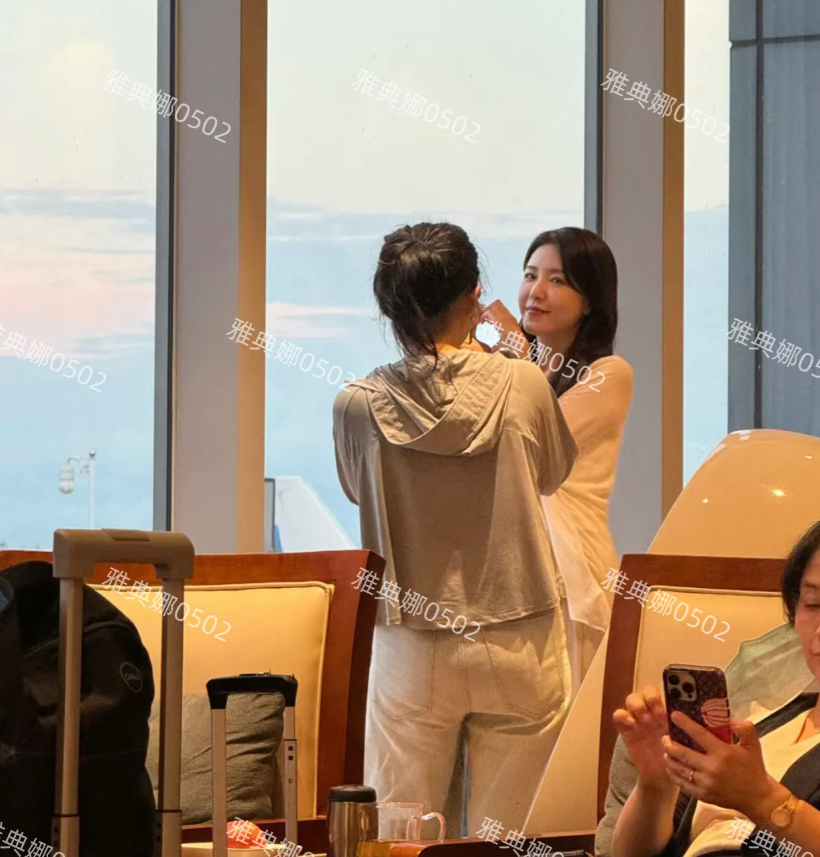 长沙机场偶遇曾黎，她怎么那么不上镜啊，真人比电视上好看太多了！
之前一直觉得她中