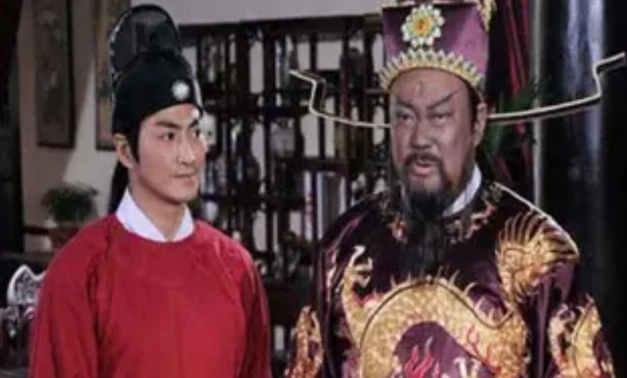 嘉祐七年，包拯临终之际，将展昭叫到身边，然后说道："我死后，你要远离朝堂，再也不