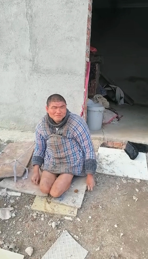 大冷天的，被拴在外面，裤子都没有，唉。。。听说父母都打工去了
 这才是真正的五保