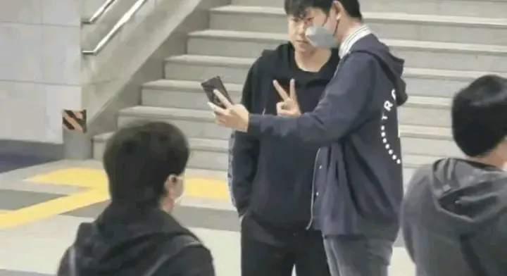 一个日本小年轻路遇王楚钦，开始他用日语说，王楚钦不懂他的意思，直到他拿出手机示意