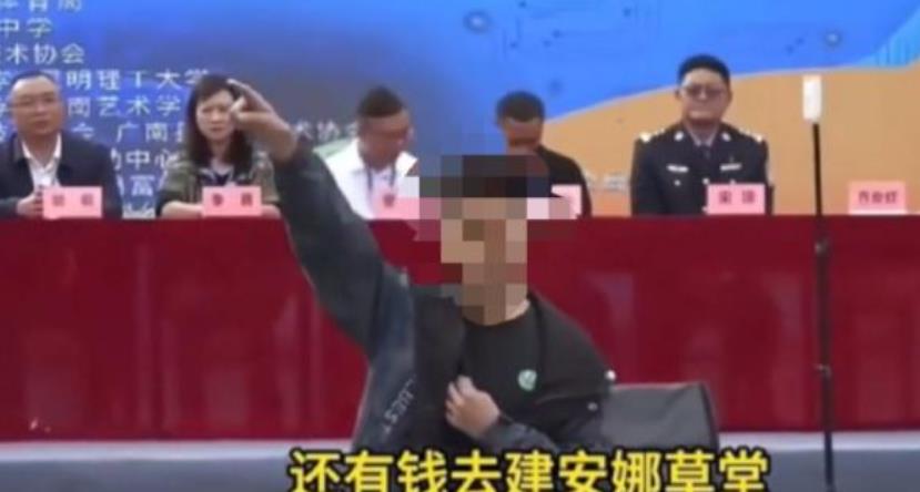 云南一中学生上台指责学校“有钱建草堂没钱修宿舍”，被当场拉走！当地回应：已成立调