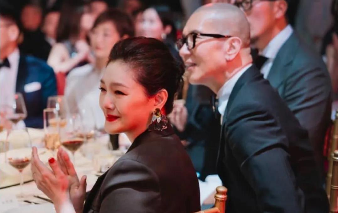 王伟忠老婆发大S最后一次公开露面照悼念她，当时的大S梳妆精致面色红润，但眼眶里泛