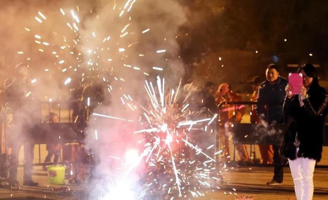 央视四天内就解禁烟花爆竹连续发声，重点提不要一刀切
 
2024年已经宣告完结，