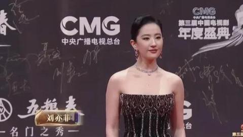 刘亦菲宋佳携手荣膺视后，演绎演艺界高光时刻