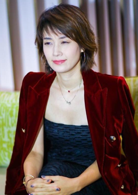 马伊琍恋爱后状态大回春！
穿丝绒西装配抹胸连衣裙，优雅又高级！
